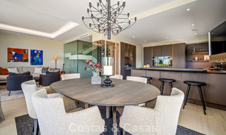 Minimalistische luxewoning met panoramisch zeezicht te koop in een prestigieus gated complex in Nueva Andalucia, Marbella 788631 