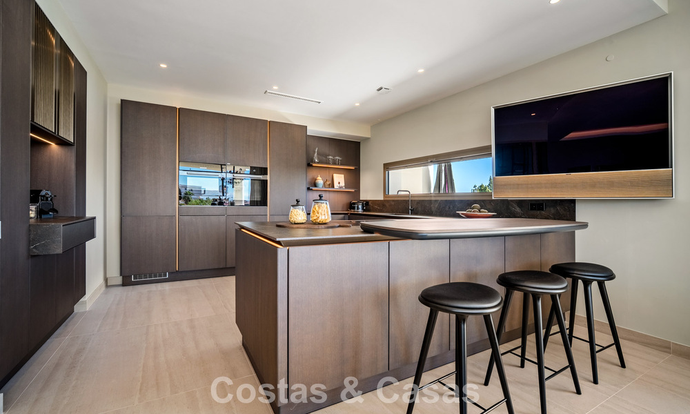 Minimalistische luxewoning met panoramisch zeezicht te koop in een prestigieus gated complex in Nueva Andalucia, Marbella 788632