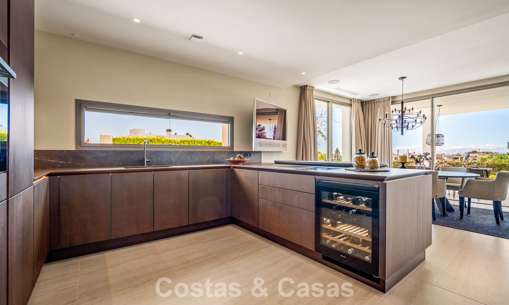 Minimalistische luxewoning met panoramisch zeezicht te koop in een prestigieus gated complex in Nueva Andalucia, Marbella 788633