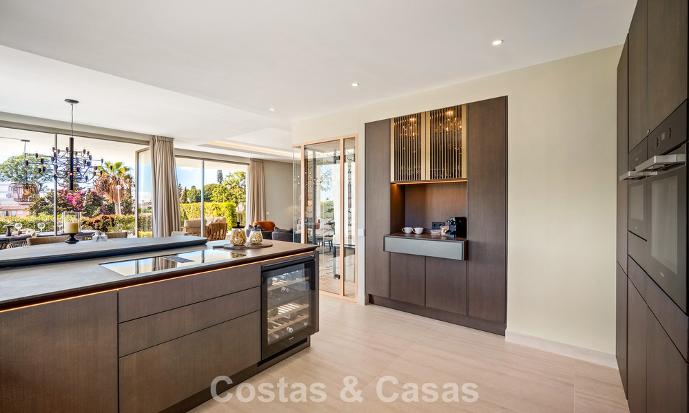 Minimalistische luxewoning met panoramisch zeezicht te koop in een prestigieus gated complex in Nueva Andalucia, Marbella 788634