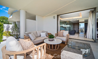 Minimalistische luxewoning met panoramisch zeezicht te koop in een prestigieus gated complex in Nueva Andalucia, Marbella 788636 