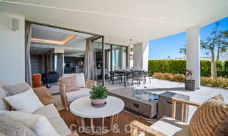 Minimalistische luxewoning met panoramisch zeezicht te koop in een prestigieus gated complex in Nueva Andalucia, Marbella 788637 
