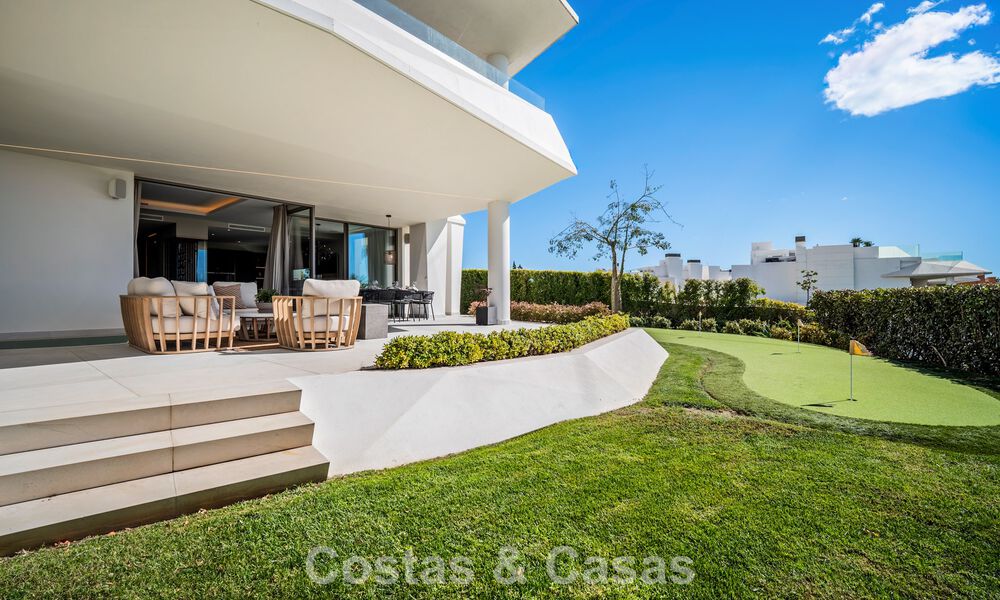Minimalistische luxewoning met panoramisch zeezicht te koop in een prestigieus gated complex in Nueva Andalucia, Marbella 788641