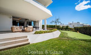 Minimalistische luxewoning met panoramisch zeezicht te koop in een prestigieus gated complex in Nueva Andalucia, Marbella 788641 