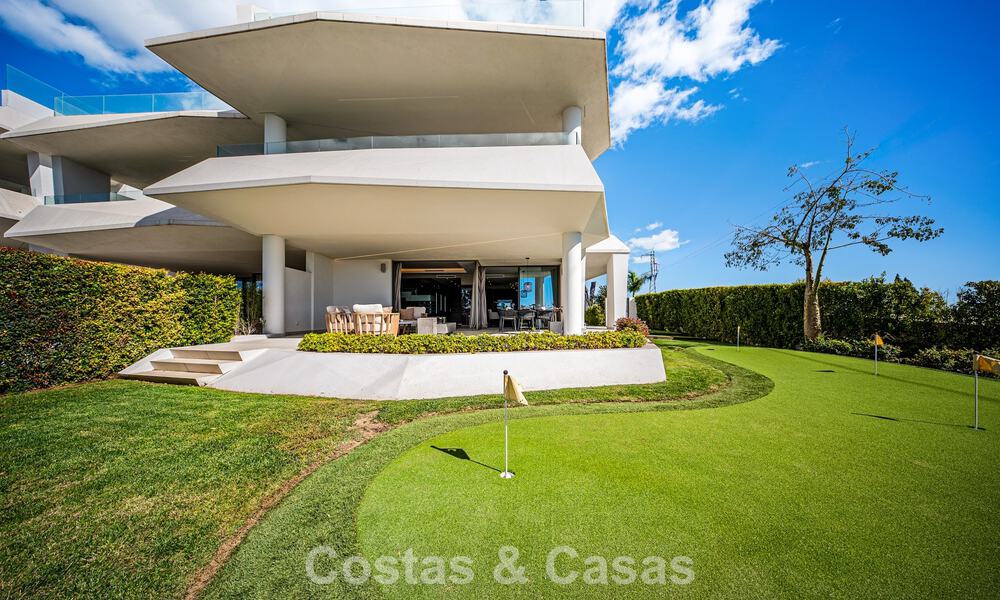 Minimalistische luxewoning met panoramisch zeezicht te koop in een prestigieus gated complex in Nueva Andalucia, Marbella 788643