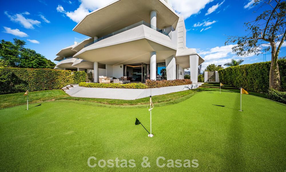 Minimalistische luxewoning met panoramisch zeezicht te koop in een prestigieus gated complex in Nueva Andalucia, Marbella 788644
