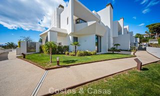 Minimalistische luxewoning met panoramisch zeezicht te koop in een prestigieus gated complex in Nueva Andalucia, Marbella 788646 