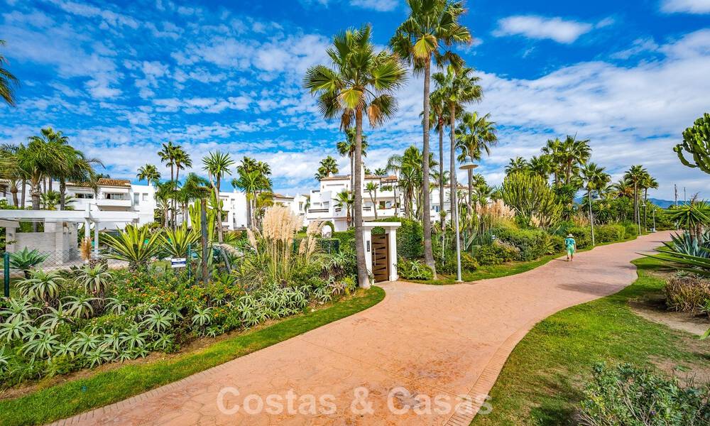 Gemoderniseerd appartement met zeezicht te koop in een strandcomplex op de New Golden Mile tussen Marbella en Estepona 788777