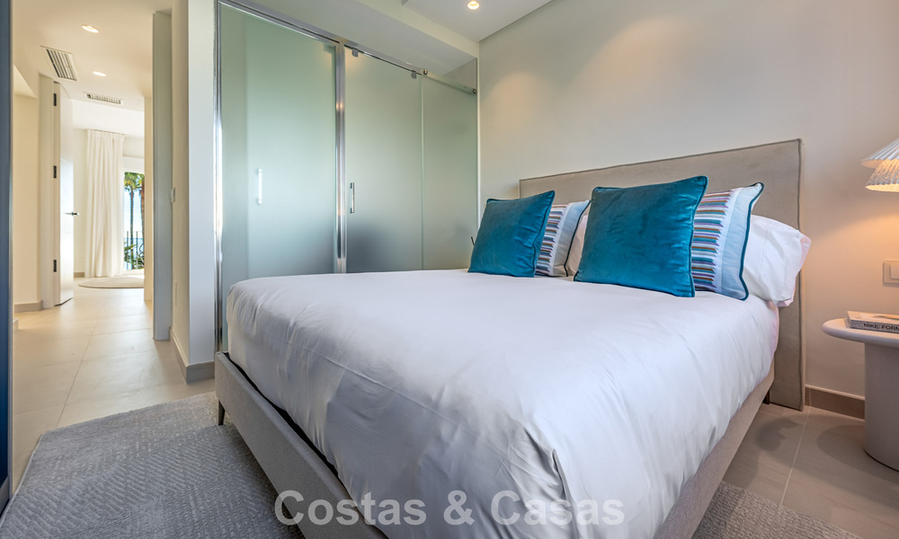 Gemoderniseerd appartement met zeezicht te koop in een strandcomplex op de New Golden Mile tussen Marbella en Estepona 788785