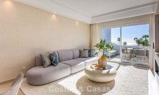 Gemoderniseerd appartement met zeezicht te koop in een strandcomplex op de New Golden Mile tussen Marbella en Estepona 788795 