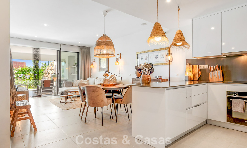 Modern appartement met ruime privétuin en deels zeezicht aan de golfbaan te koop in Estepona 789775
