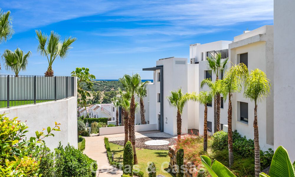 Modern appartement met ruime privétuin en deels zeezicht aan de golfbaan te koop in Estepona 789776