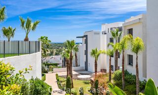 Modern appartement met ruime privétuin en deels zeezicht aan de golfbaan te koop in Estepona 789776 