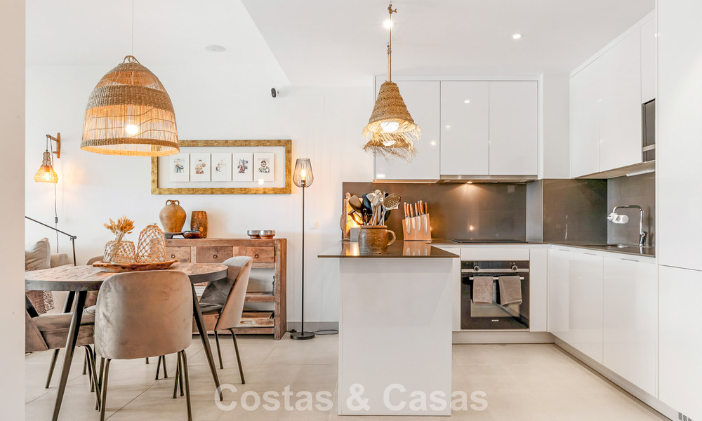 Modern appartement met ruime privétuin en deels zeezicht aan de golfbaan te koop in Estepona 789777