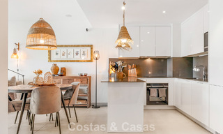 Modern appartement met ruime privétuin en deels zeezicht aan de golfbaan te koop in Estepona 789777 