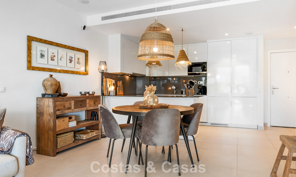 Modern appartement met ruime privétuin en deels zeezicht aan de golfbaan te koop in Estepona 789778