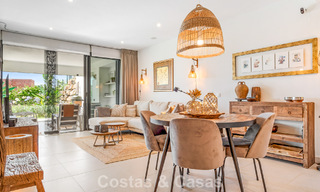 Modern appartement met ruime privétuin en deels zeezicht aan de golfbaan te koop in Estepona 789779 