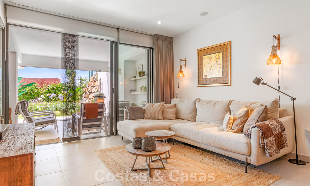 Modern appartement met ruime privétuin en deels zeezicht aan de golfbaan te koop in Estepona 789780