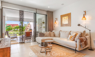 Modern appartement met ruime privétuin en deels zeezicht aan de golfbaan te koop in Estepona 789780 