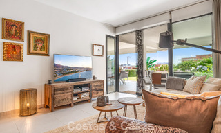 Modern appartement met ruime privétuin en deels zeezicht aan de golfbaan te koop in Estepona 789781 