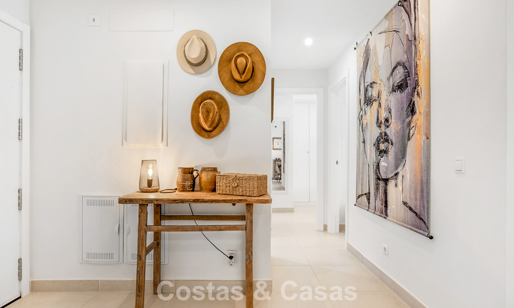 Modern appartement met ruime privétuin en deels zeezicht aan de golfbaan te koop in Estepona 789783