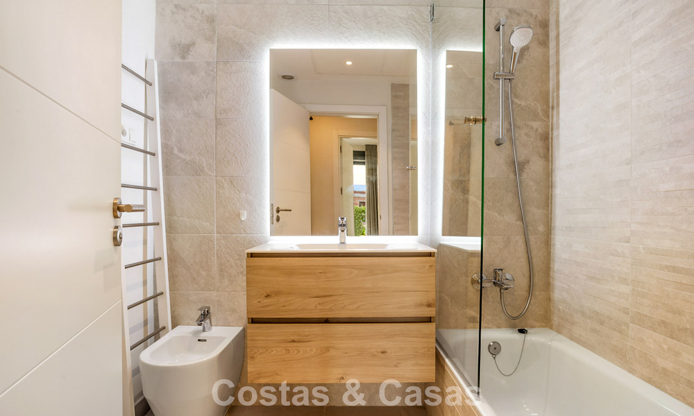 Modern appartement met ruime privétuin en deels zeezicht aan de golfbaan te koop in Estepona 789784