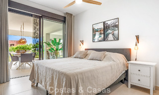 Modern appartement met ruime privétuin en deels zeezicht aan de golfbaan te koop in Estepona 789785 