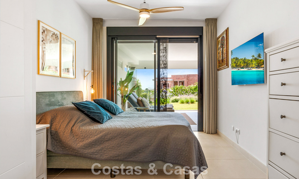 Modern appartement met ruime privétuin en deels zeezicht aan de golfbaan te koop in Estepona 789787
