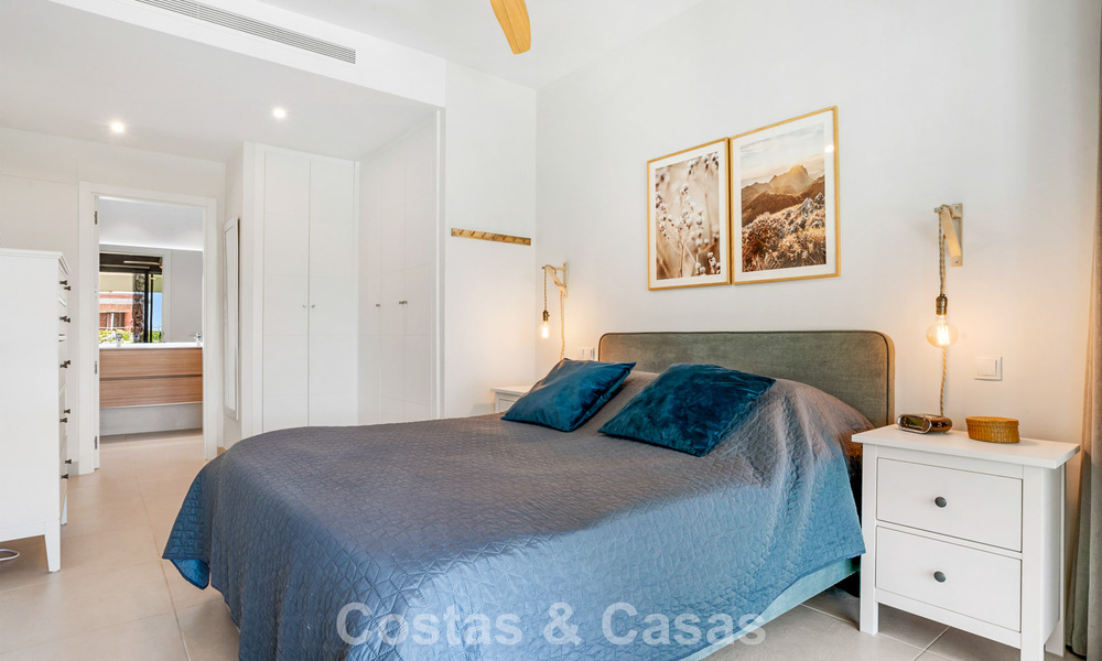 Modern appartement met ruime privétuin en deels zeezicht aan de golfbaan te koop in Estepona 789788