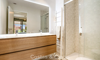 Modern appartement met ruime privétuin en deels zeezicht aan de golfbaan te koop in Estepona 789789 