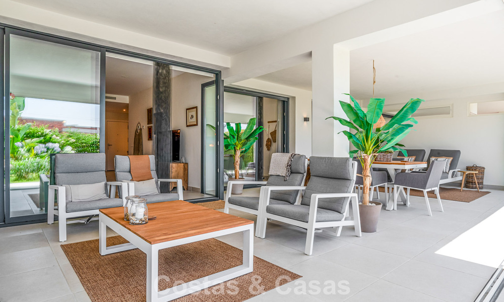 Modern appartement met ruime privétuin en deels zeezicht aan de golfbaan te koop in Estepona 789790