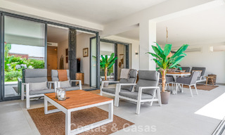 Modern appartement met ruime privétuin en deels zeezicht aan de golfbaan te koop in Estepona 789790 