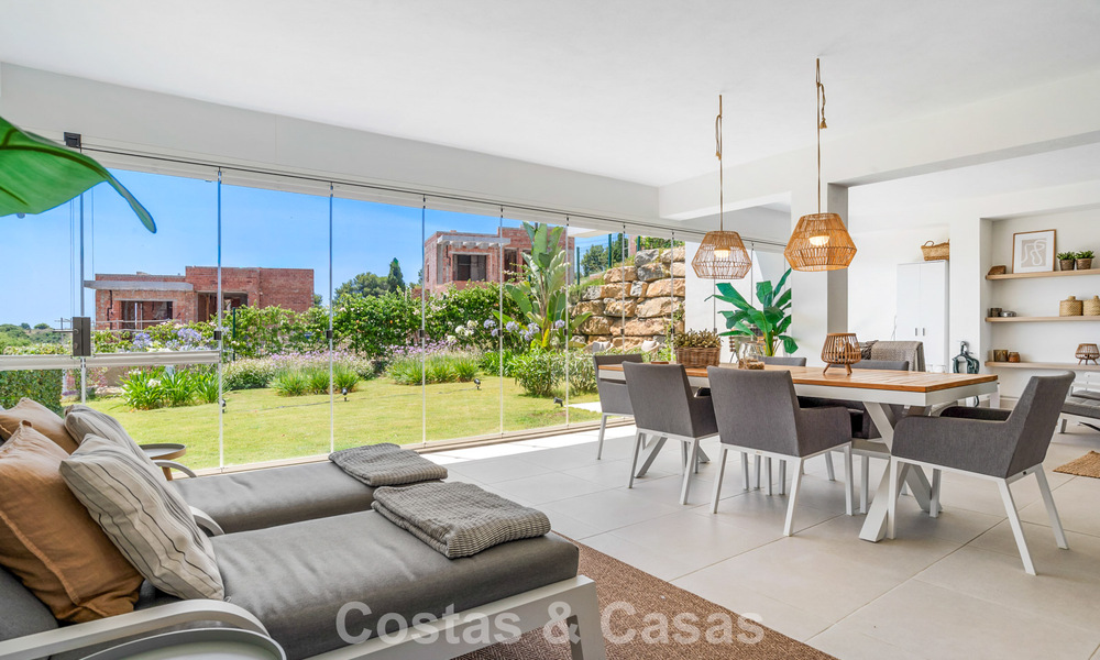 Modern appartement met ruime privétuin en deels zeezicht aan de golfbaan te koop in Estepona 789791