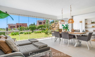 Modern appartement met ruime privétuin en deels zeezicht aan de golfbaan te koop in Estepona 789791 
