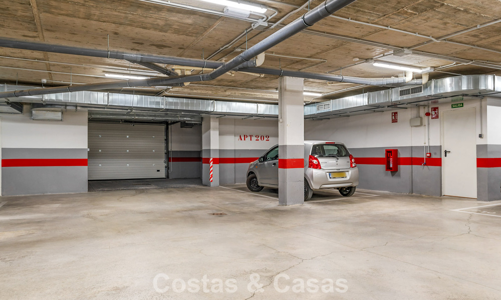 Modern appartement met ruime privétuin en deels zeezicht aan de golfbaan te koop in Estepona 789792