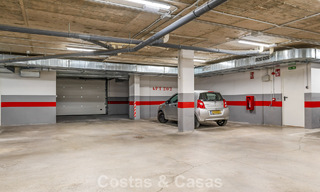 Modern appartement met ruime privétuin en deels zeezicht aan de golfbaan te koop in Estepona 789792 