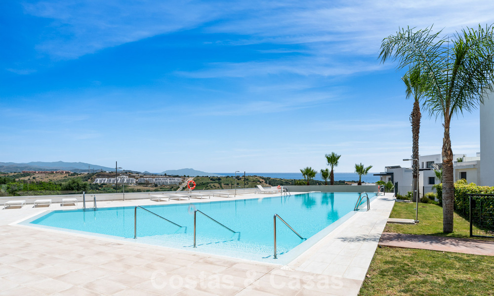 Modern appartement met ruime privétuin en deels zeezicht aan de golfbaan te koop in Estepona 789793