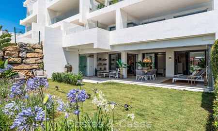Modern appartement met ruime privétuin en deels zeezicht aan de golfbaan te koop in Estepona 789794