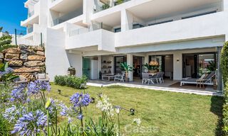 Modern appartement met ruime privétuin en deels zeezicht aan de golfbaan te koop in Estepona 789794 