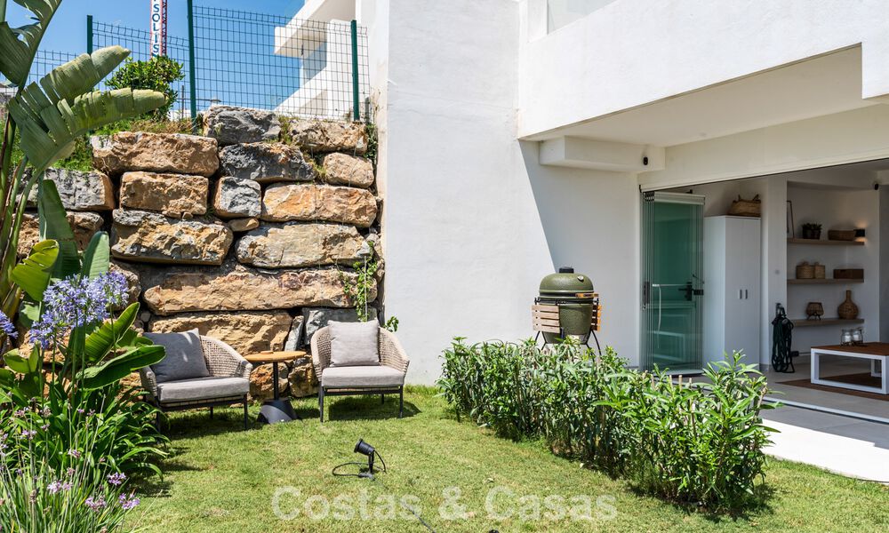 Modern appartement met ruime privétuin en deels zeezicht aan de golfbaan te koop in Estepona 789795