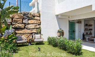 Modern appartement met ruime privétuin en deels zeezicht aan de golfbaan te koop in Estepona 789795 