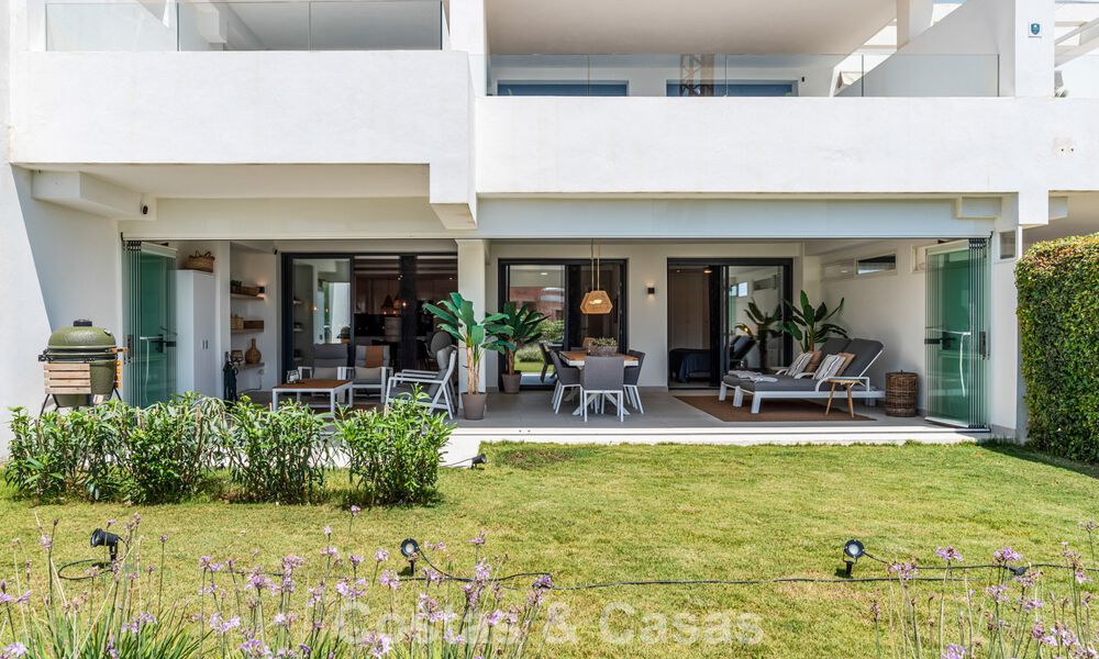Modern appartement met ruime privétuin en deels zeezicht aan de golfbaan te koop in Estepona 789796