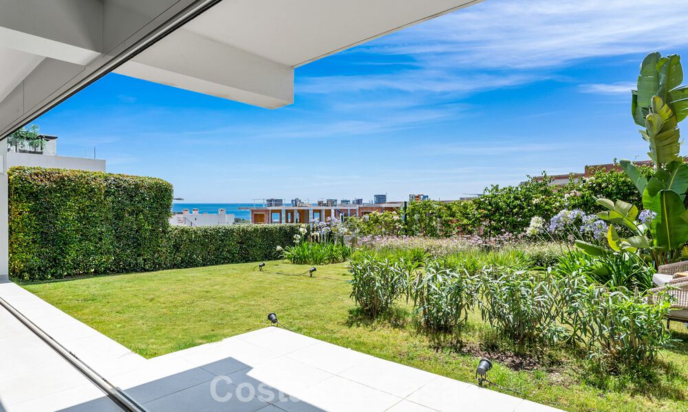 Modern appartement met ruime privétuin en deels zeezicht aan de golfbaan te koop in Estepona 789797