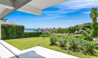 Modern appartement met ruime privétuin en deels zeezicht aan de golfbaan te koop in Estepona 789797 