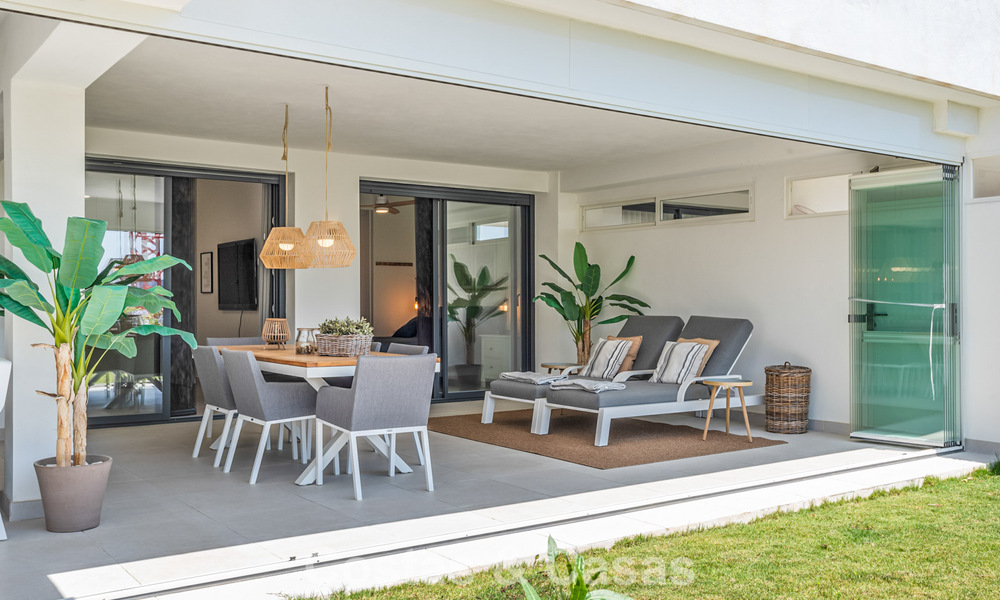 Modern appartement met ruime privétuin en deels zeezicht aan de golfbaan te koop in Estepona 789798