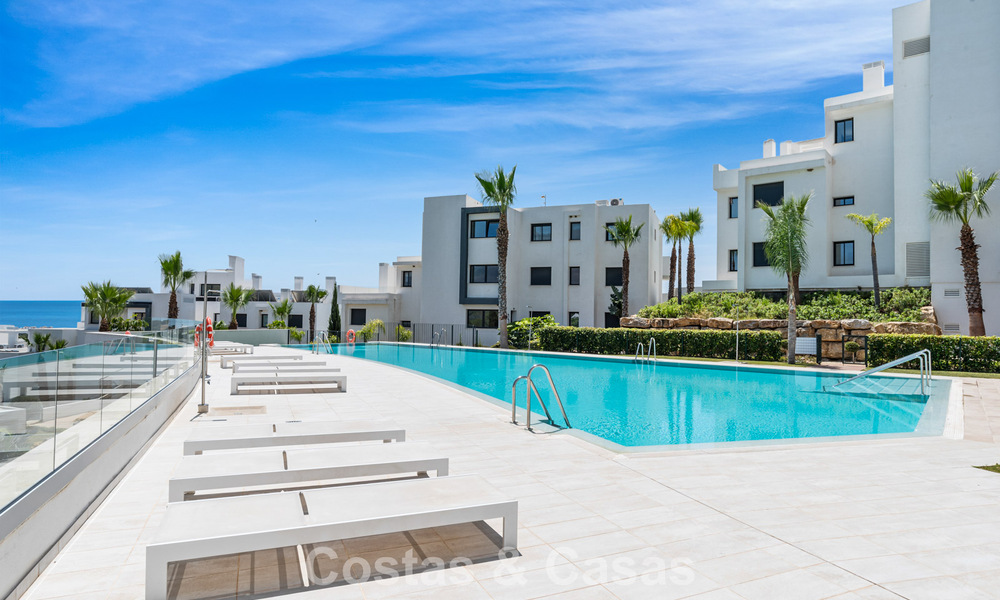 Modern appartement met ruime privétuin en deels zeezicht aan de golfbaan te koop in Estepona 789799