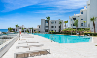 Modern appartement met ruime privétuin en deels zeezicht aan de golfbaan te koop in Estepona 789799 