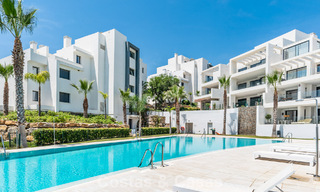 Modern appartement met ruime privétuin en deels zeezicht aan de golfbaan te koop in Estepona 789800 