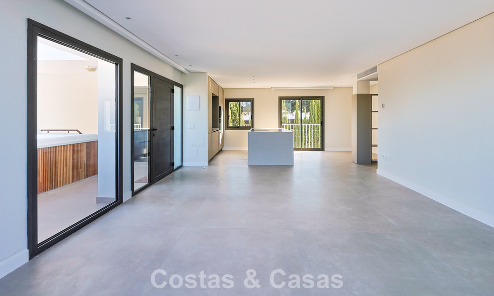 Luxueus gerenoveerd penthouse met berg- en zeezicht te koop in een gated complex in Nueva Andalucia, Marbella 789743