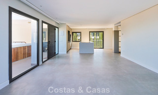 Luxueus gerenoveerd penthouse met berg- en zeezicht te koop in een gated complex in Nueva Andalucia, Marbella 789743 